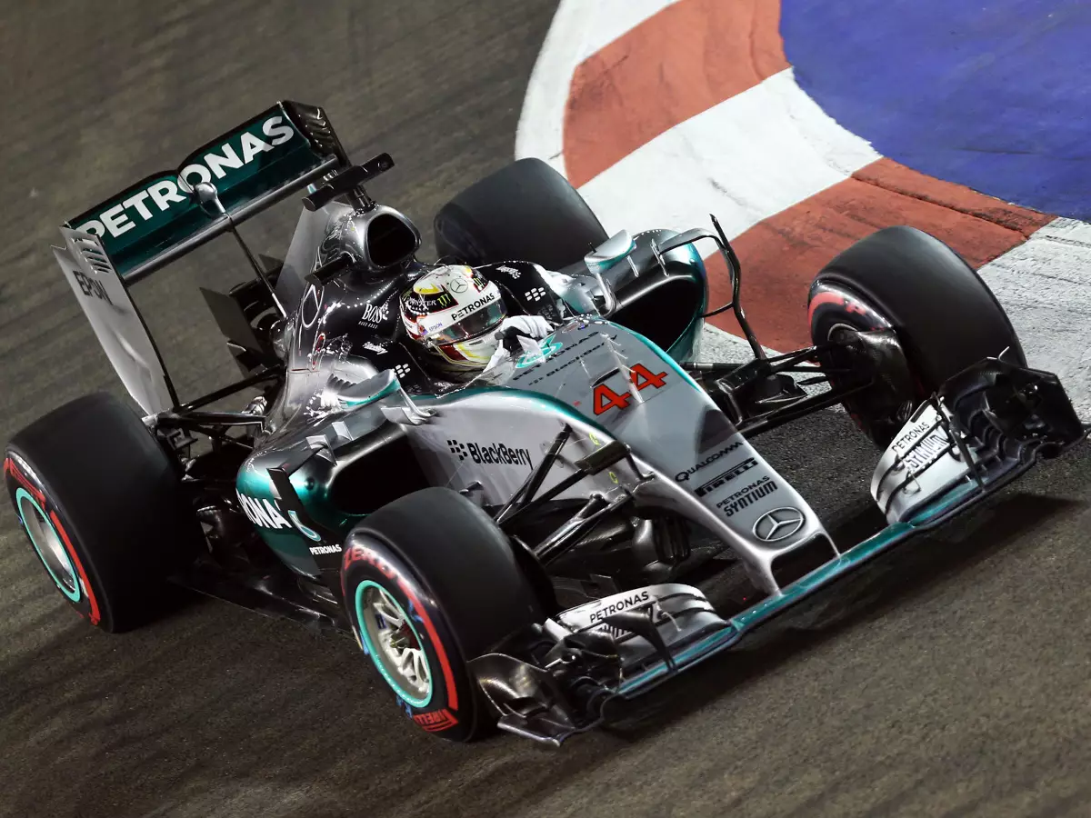 Lewis Hamilton Foto zur News: Singapur: Ferrari #AND# Red Bull lehren Mercedes das Fürchten