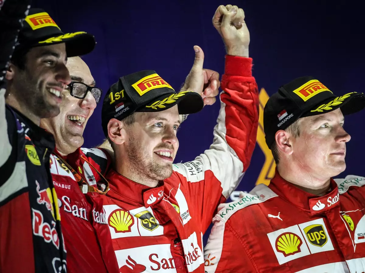 Foto zur News: Sebastian Vettel der König der Nacht: "Forza Ferrari!"