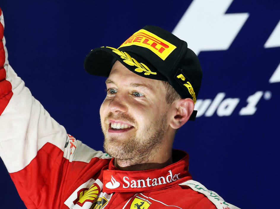 Foto zur News: Vettel wünscht dem Flitzer: "Hoffentlich ist das Foto gelungen!"