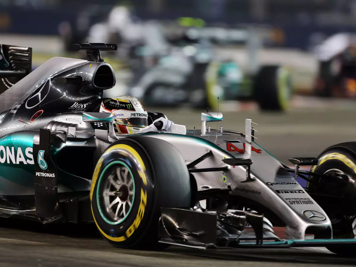 Lewis Hamilton Foto zur News: Erklärung: Wieso Pirelli Mercedes nicht benachteiligen konnte