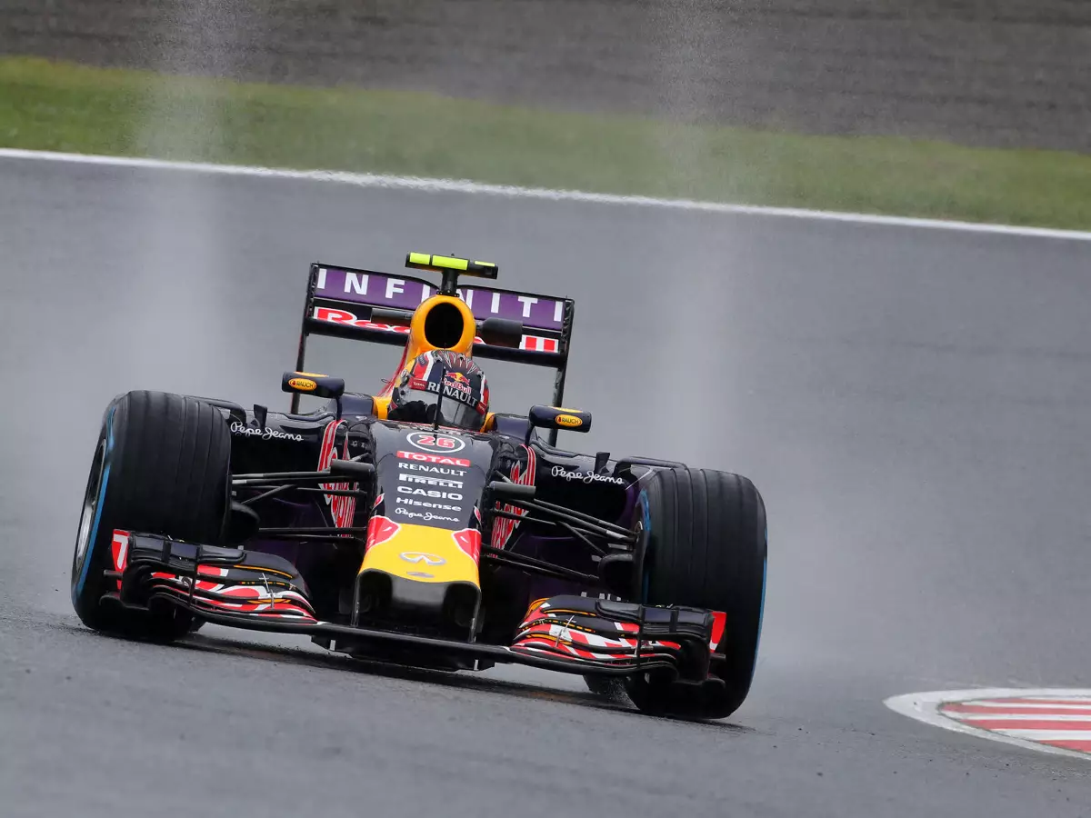 Foto zur News: Formel 1 Japan 2015: Regen spült Daniil Kwjat an die Spitze