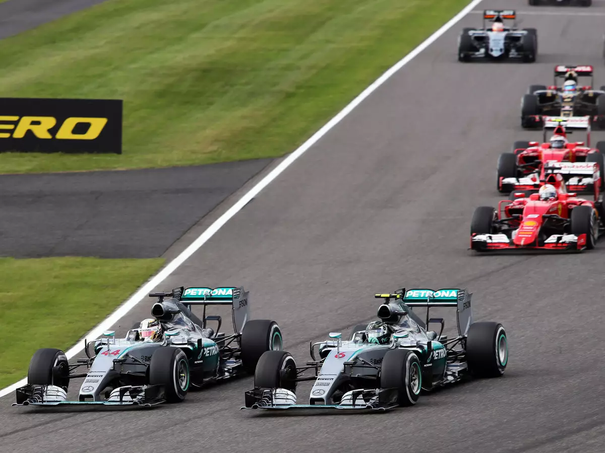 Foto zur News: Beinharter Hamilton gewinnt Mercedes-Duell am Start