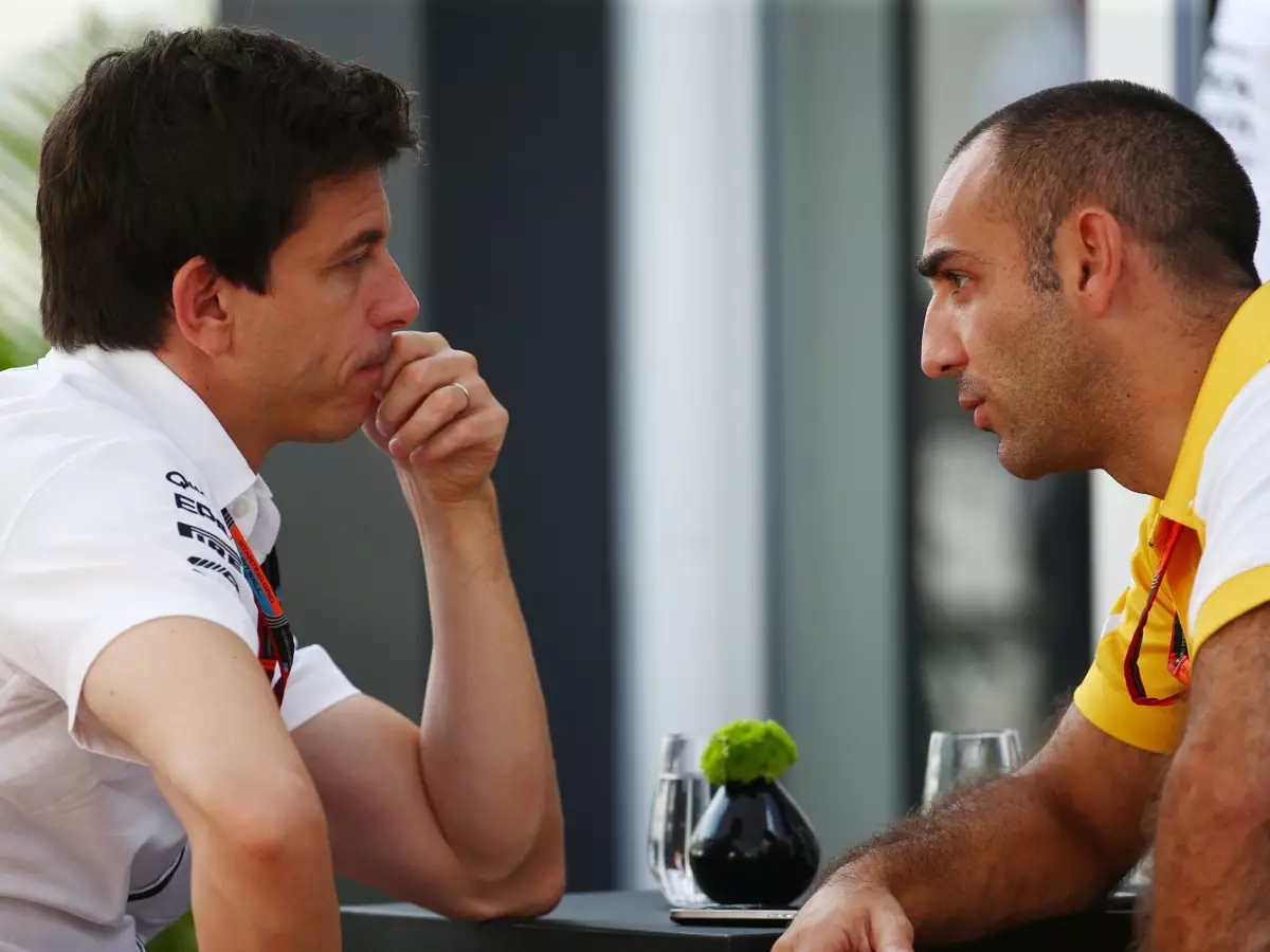 Toto Wolff, Cyril Abiteboul Foto zur News: Wolff: "Renault und Honda in zwei Jahren konkurrenzfähig"