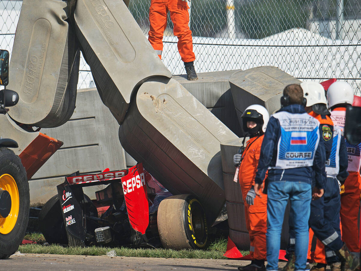 Foto zur News: Nach Horror-Crash: Carlos Sainz startet in Sotschi!