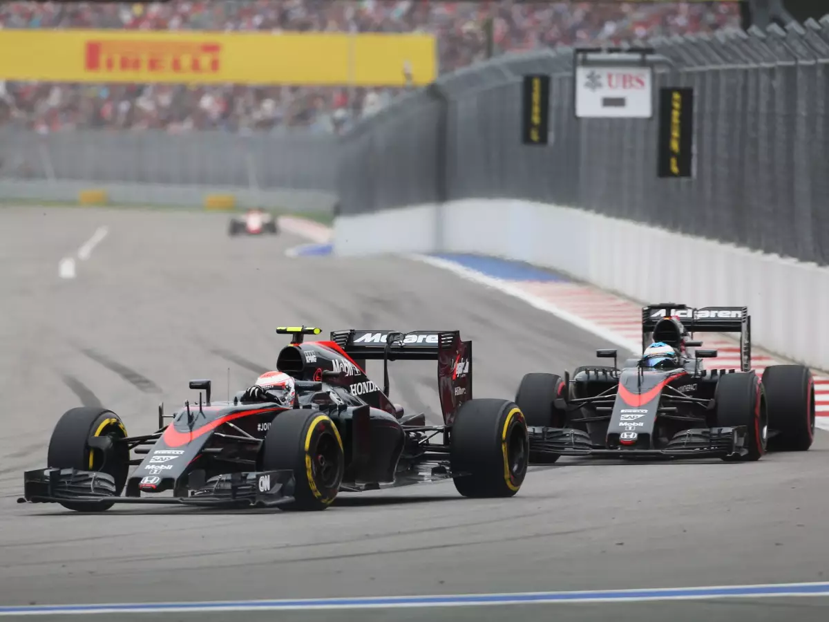 Jenson Button, Fernando Alonso Foto zur News: Honda-Sportchef will freie Entwicklung: "Jeder sucht Vorteile"