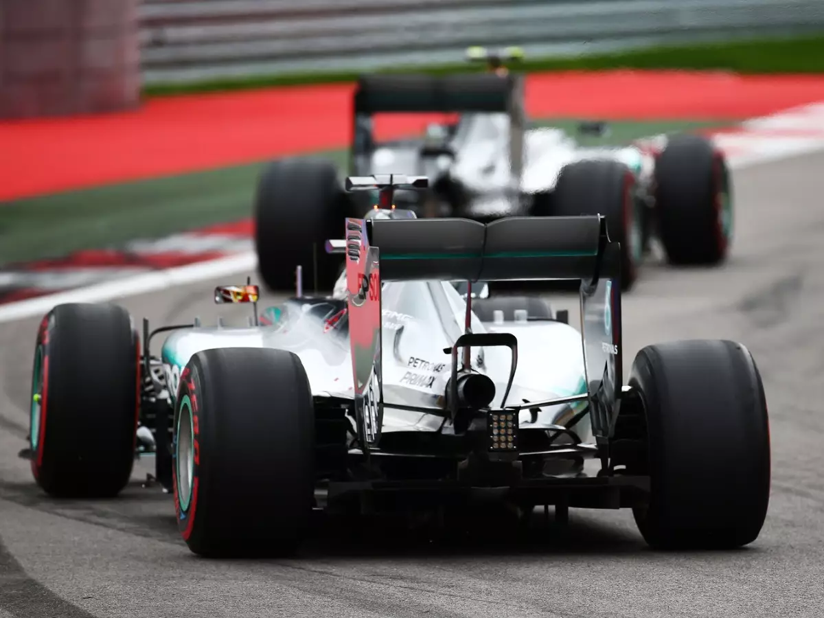 Nico Rosberg, Lewis Hamilton Foto zur News: Formel 1 2016: Zusätzlicher Auspuff soll Autos lauter machen