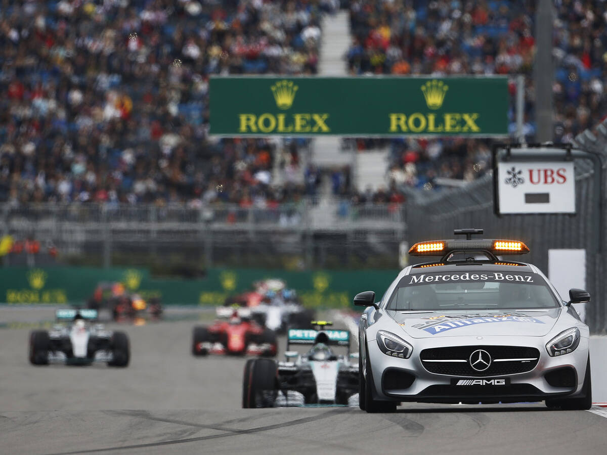 Foto zur News: Mercedes bremst das Feld: Vettel findet's "lächerlich"