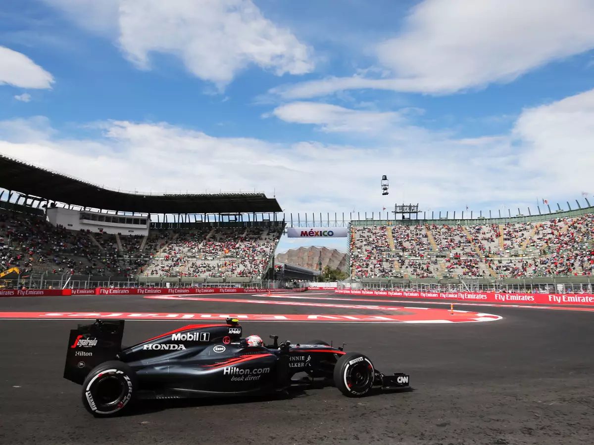 Jenson Button Foto zur News: McLaren in Mexiko: Turbulenter Freitag mit drei neuen Motoren
