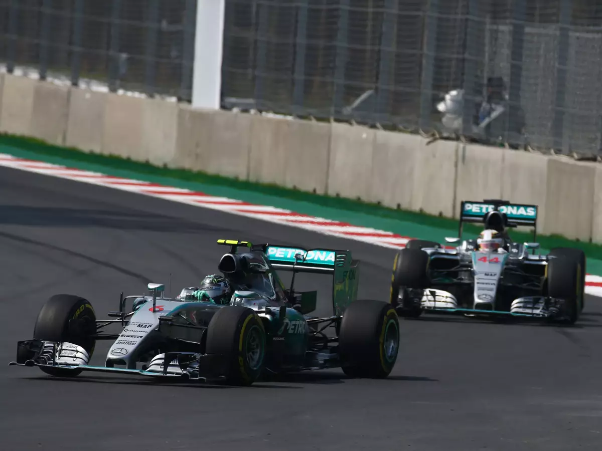 Foto zur News: Taktikärger bei Mercedes: Hamilton hinterfragt Reifenspiel