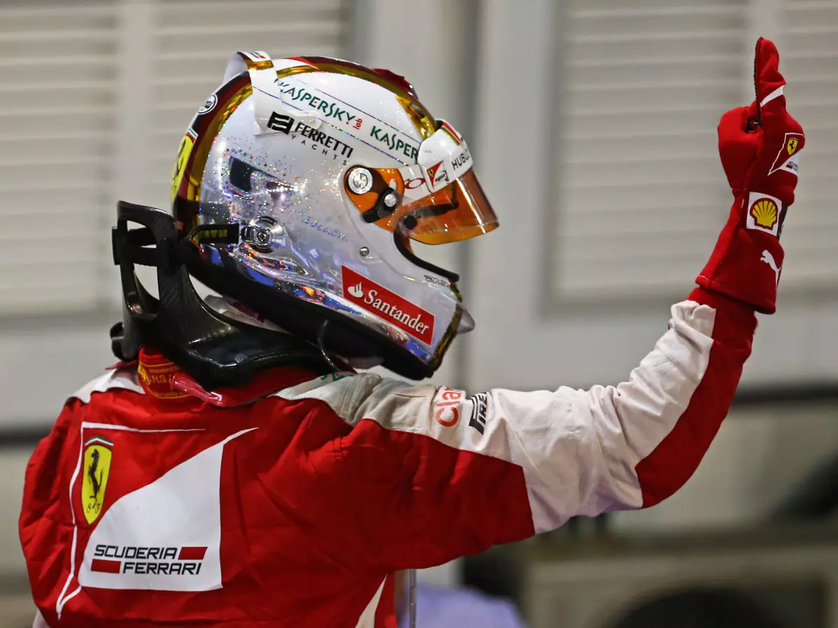 Sebastian Vettel Foto zur News: Highspeed-Unfall: Ein Geheimnis des "Vettel-Fingers"?