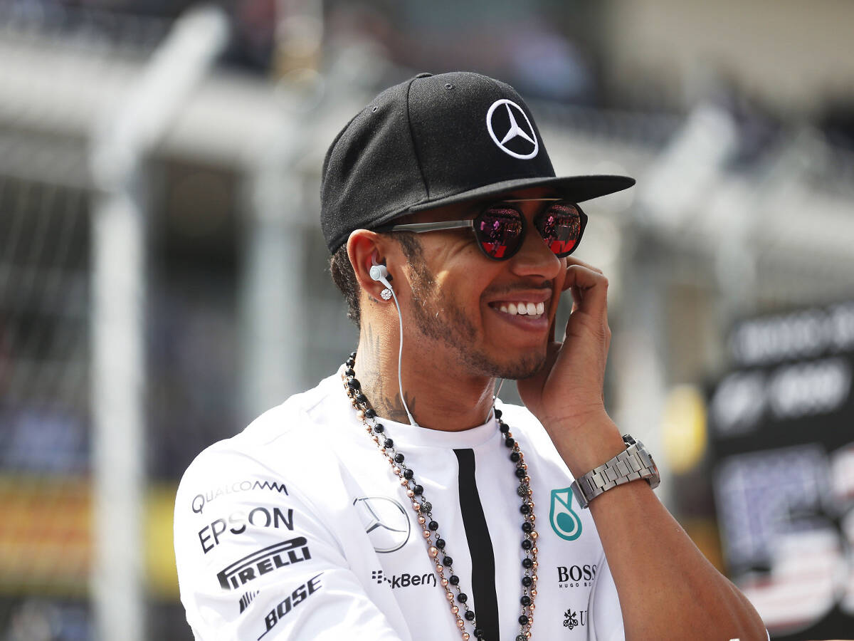 Foto zur News: Teurer Handshake: Bieter zahlt mehr als 7.000 Euro für Lewis Hamilton