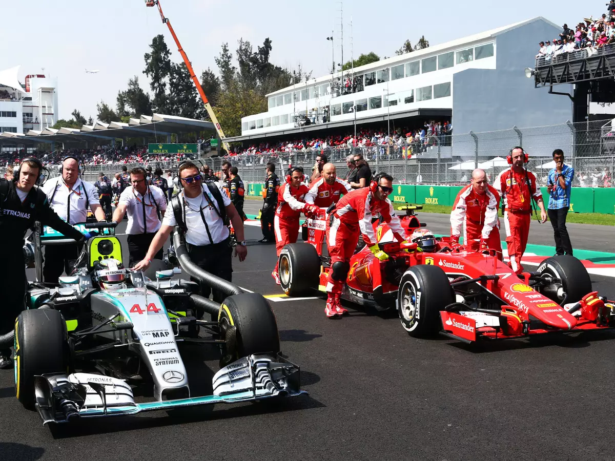 Lewis Hamilton, Kimi Räikkönen Foto zur News: Lauda: Ferrari-Motor ist genauso stark wie der von Mercedes