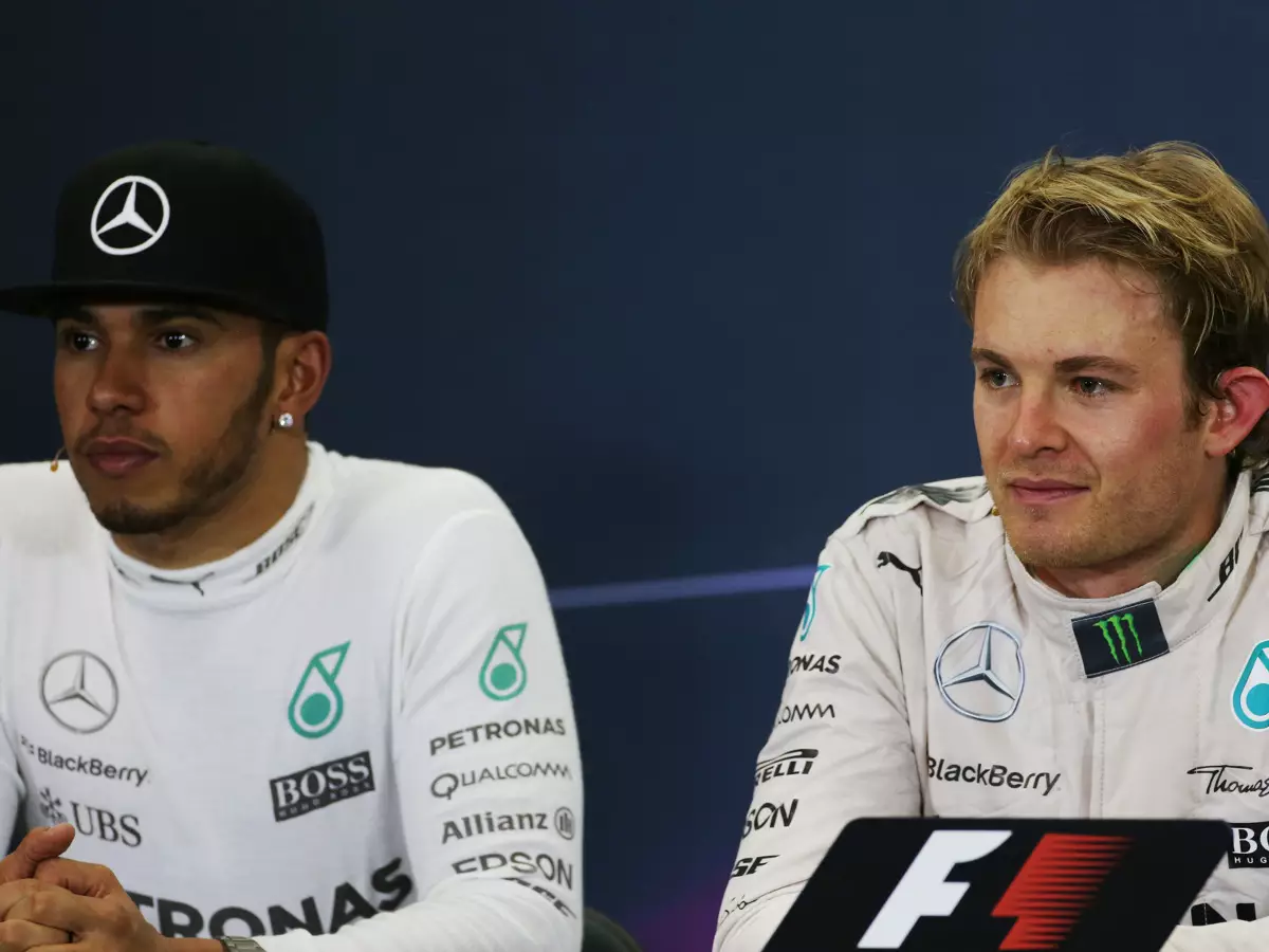 Lewis Hamilton, Nico Rosberg Foto zur News: Sao Paulo: Hamilton #AND# Rosberg schießen wieder Silberpfeile