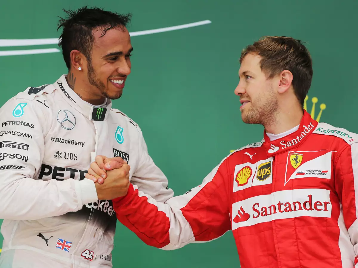 Lewis Hamilton, Sebastian Vettel Foto zur News: Nach Lauda-Aussage: Fahrer gespalten über Ferrari-Motor