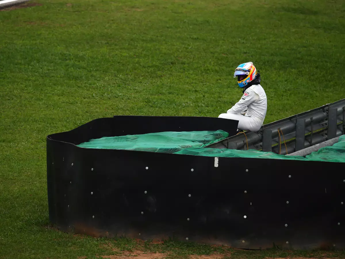 Foto zur News: Alonso allein auf der Leitplanke: "Was soll ich sonst machen?"