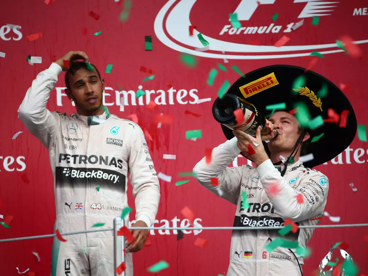 Lewis Hamilton, Nico Rosberg Foto zur News: Rosberg: Mexiko-Sieg war kein Gefallen des Mercedes-Teams