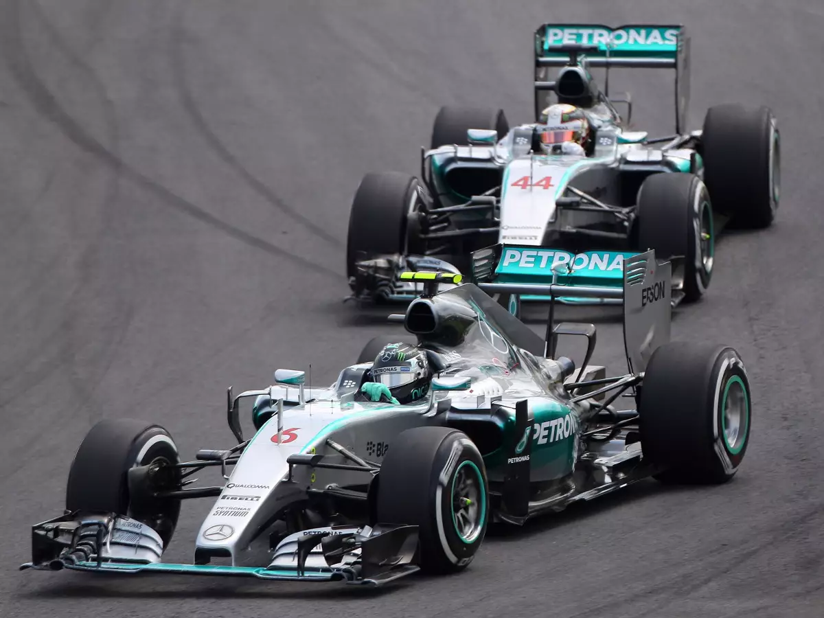 Nico Rosberg, Lewis Hamilton Foto zur News: Coulthard: Mercedes sollte Strategie in Abu Dhabi freigeben