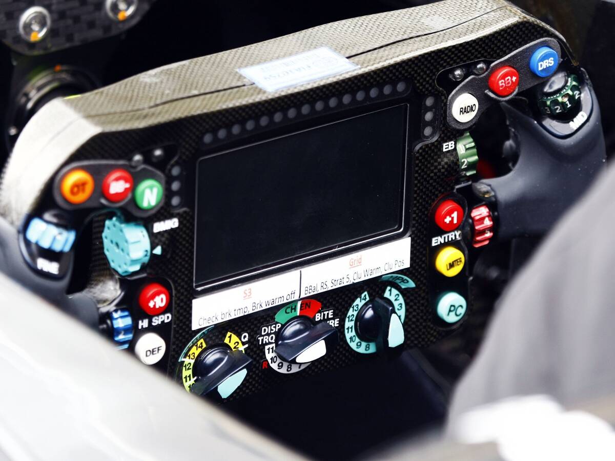 Foto zur News: Lewis Hamilton warnt: "Es gibt zu viele Knöpfe am Lenkrad"