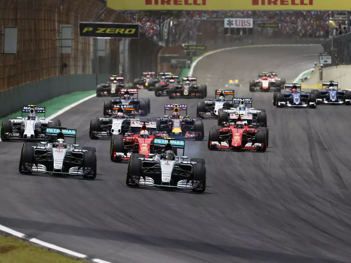 Nico Rosberg, Lewis Hamilton Foto zur News: Show und Sport: Formel 1 für Smedley gut aufgestellt