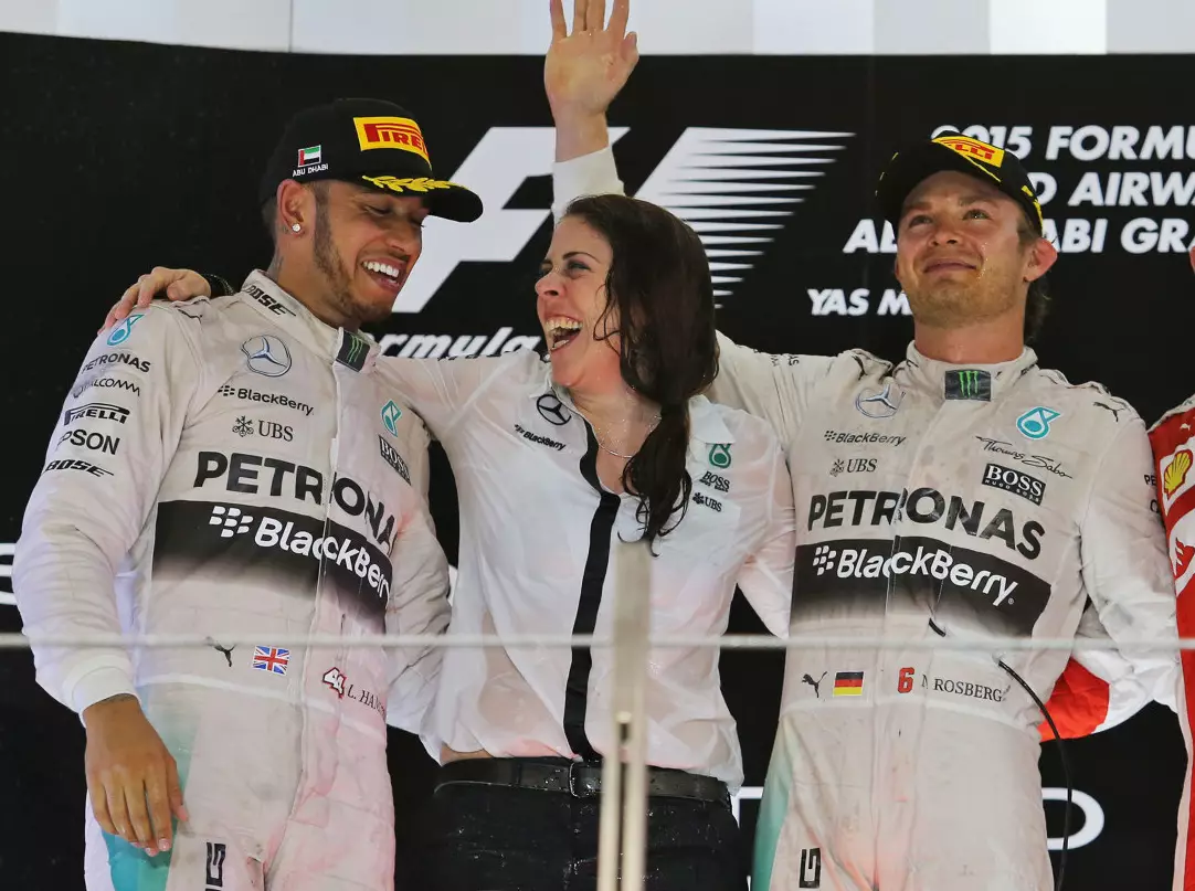 Foto zur News: Rosberg jubelt nach Hattrick, Hamilton-Poker erneut geblockt