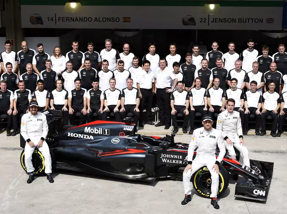 Fernando Alonso, Jenson Button, Stoffel Vandoorne, Yasuhisa Arai, Eric Boullier Foto zur News: McLarens Saison 2015: "Kein Horror, aber herausfordernd"