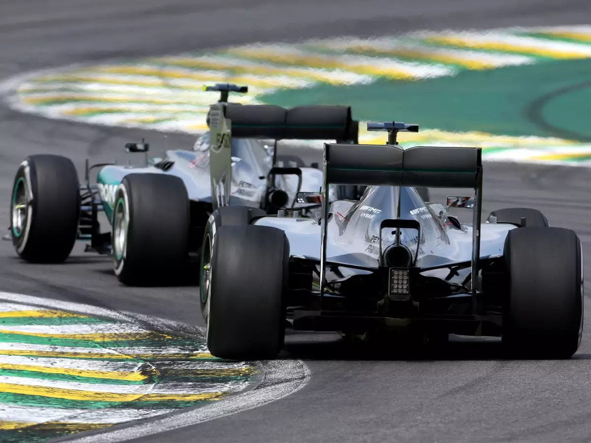 Lewis Hamilton, Nico Rosberg Foto zur News: Hamilton widerspricht: Fahrerzwist kein Problem bei Mercedes