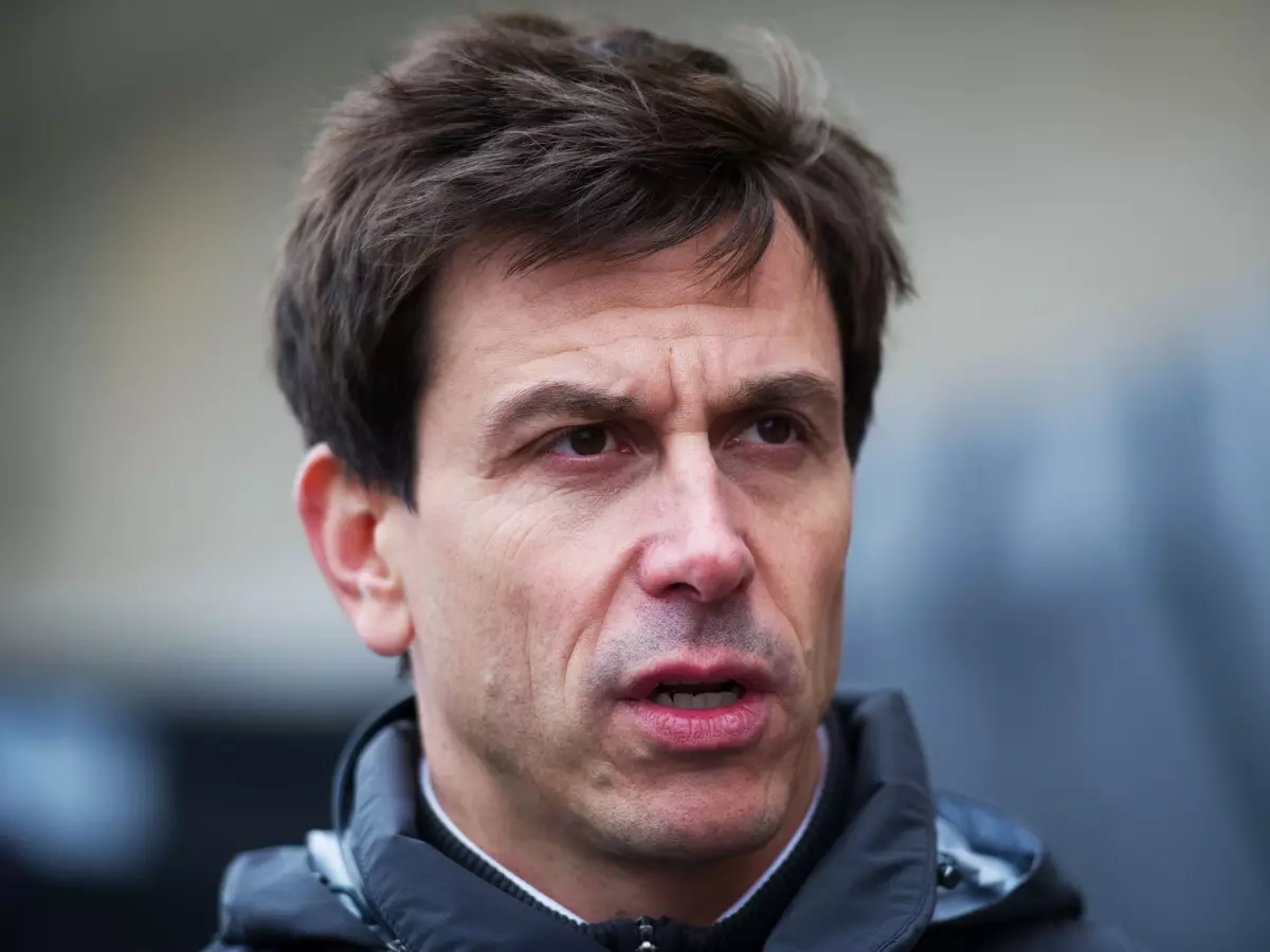 Toto Wolff Foto zur News: Motorenultimatum: Mercedes zeigt Kompromissbereitschaft