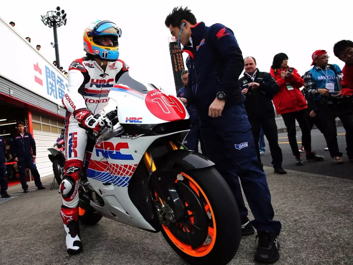 Foto zur News: Fernando Alonso steigt aufs MotoGP-Motorrad