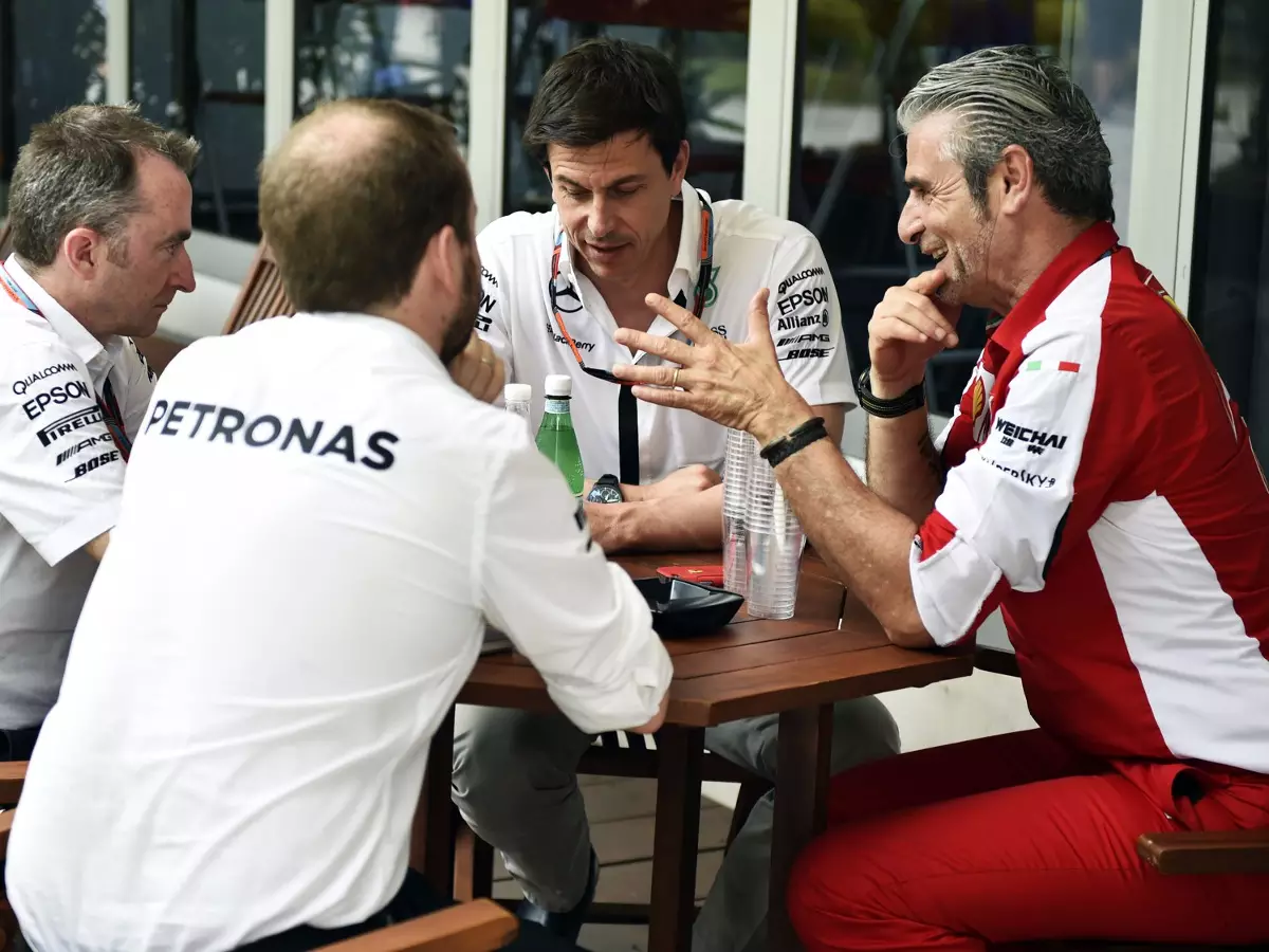 Toto Wolff, Maurizio Arrivabene Foto zur News: Bernie Ecclestone: Keine Gnade mit Mercedes und Ferrari