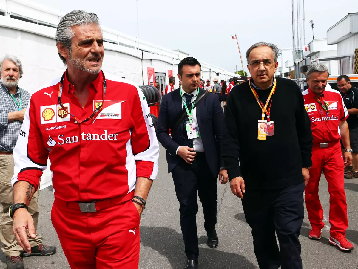 Maurizio Arrivabene, Sergio Marchionne Foto zur News: Ferrari-Boss poltert: Mercedes vor Saisonstart überholen!