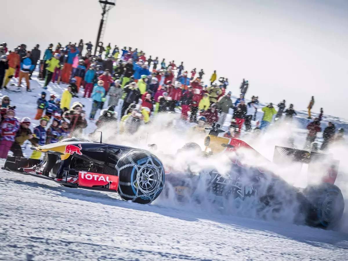 Foto zur News: Red-Bull-Showrun in Kitzbühel: Verstappen auf Schneeketten