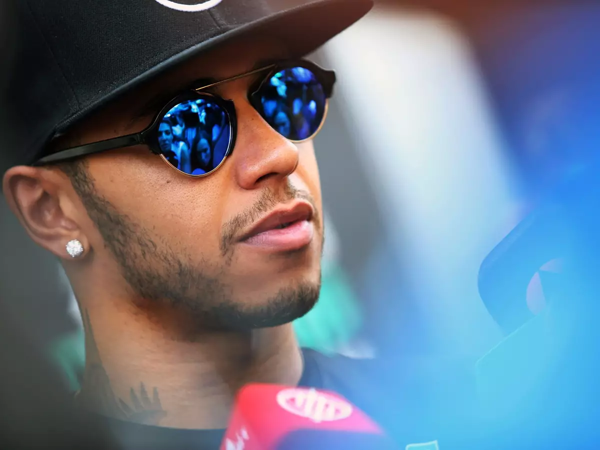 Foto zur News: Lewis Hamilton: Mit einer heißen Braut auf den Mars?