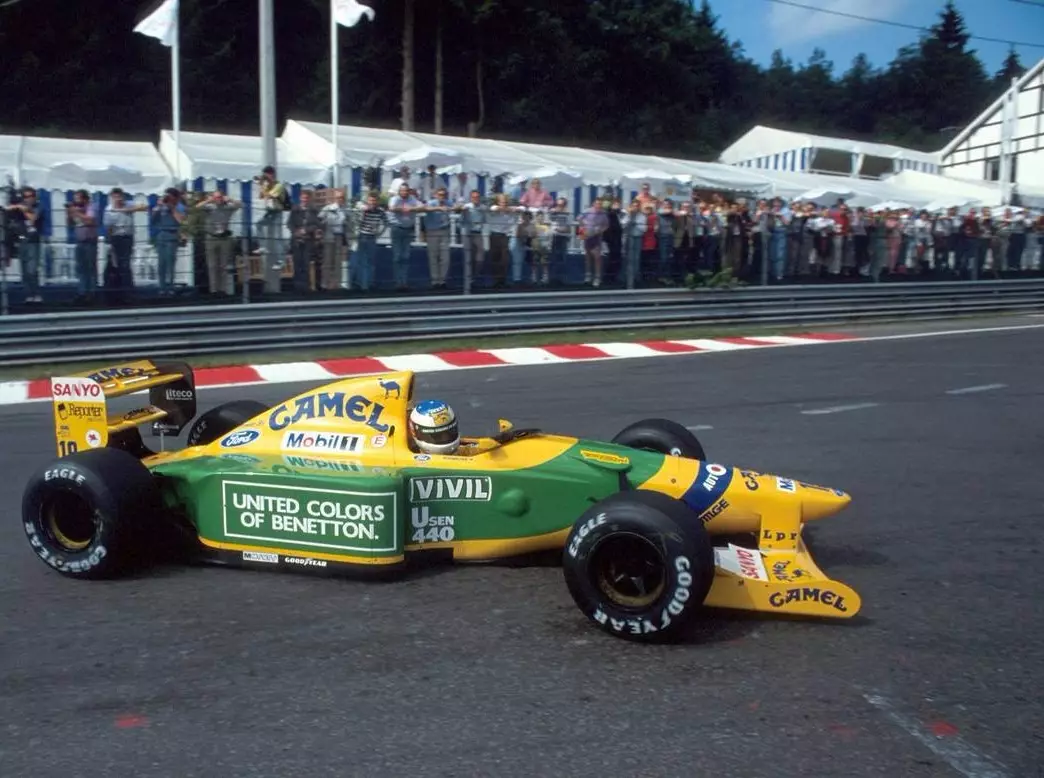 Michael Schumacher Foto zur News: Michael Schumachers Extrawünsche: Drei Tachos im Benetton