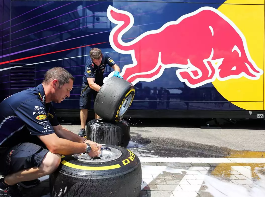 Red-Bull-Mechaniker mit Pirelli-Reifen Foto zur News: Ausstieg droht: Ecclestone warnt Teams vor Pirelli-Kritik