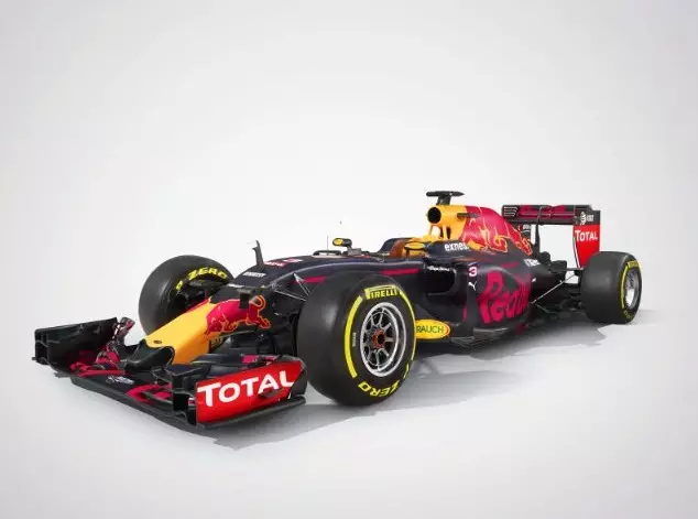 Foto zur News: Formel-1-Autos 2016: Red Bull lässt den RB12 von der Kette