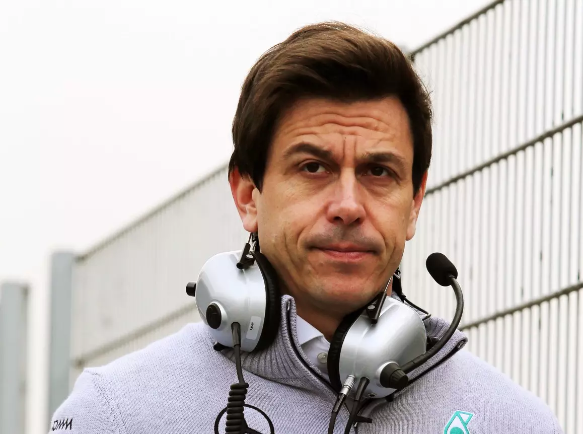 Toto Wolff Foto zur News: Formel-1-Saison 2016: Duell der Silberpfeile geht weiter