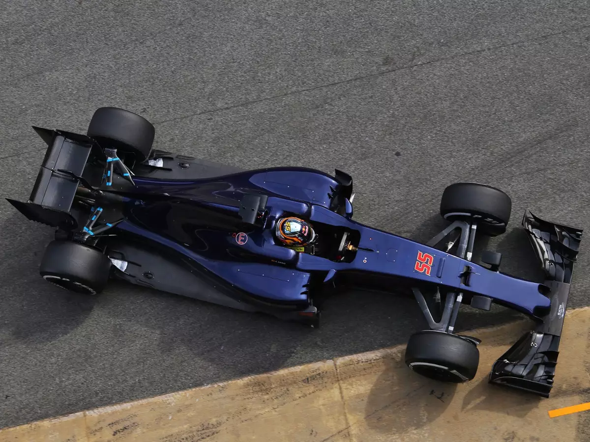 Carlos Sainz Foto zur News: Barcelona: Toro Rosso fährt mit verbessertem Vorjahresauto