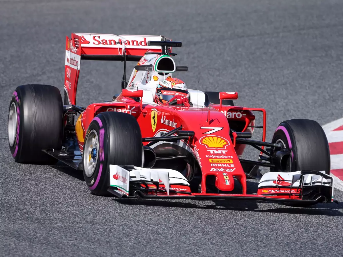 Kimi Räikkönen Foto zur News: Pirelli: Einsatz der Ultrasoft-Reifen in Barcelona überraschend