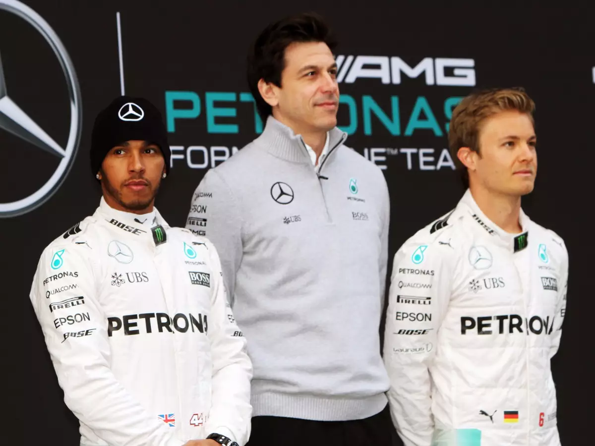 Foto zur News: Kalender 2016: Hamilton #AND# Rosberg mit Sorge und Vorfreude