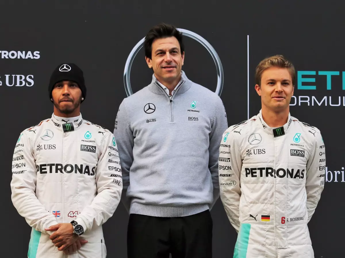 Lewis Hamilton, Toto Wolff, Nico Rosberg Foto zur News: Weniger Regeln: Mehr Freiheit im Mercedes-Teamduell