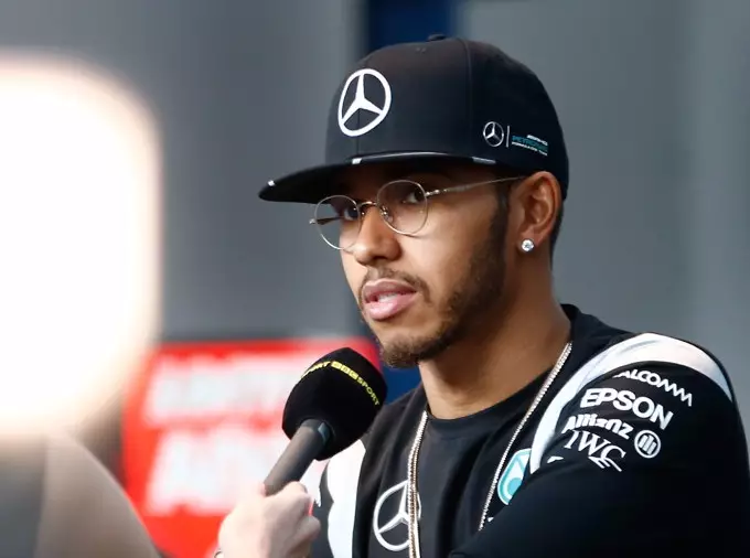 Lewis Hamilton Foto zur News: Lewis Hamilton: Funkverbot wird für Probleme sorgen