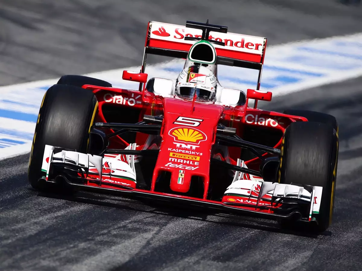 Sebastian Vettel Foto zur News: Sebastian Vettel: "Die 1 soll aufs rote Auto!"
