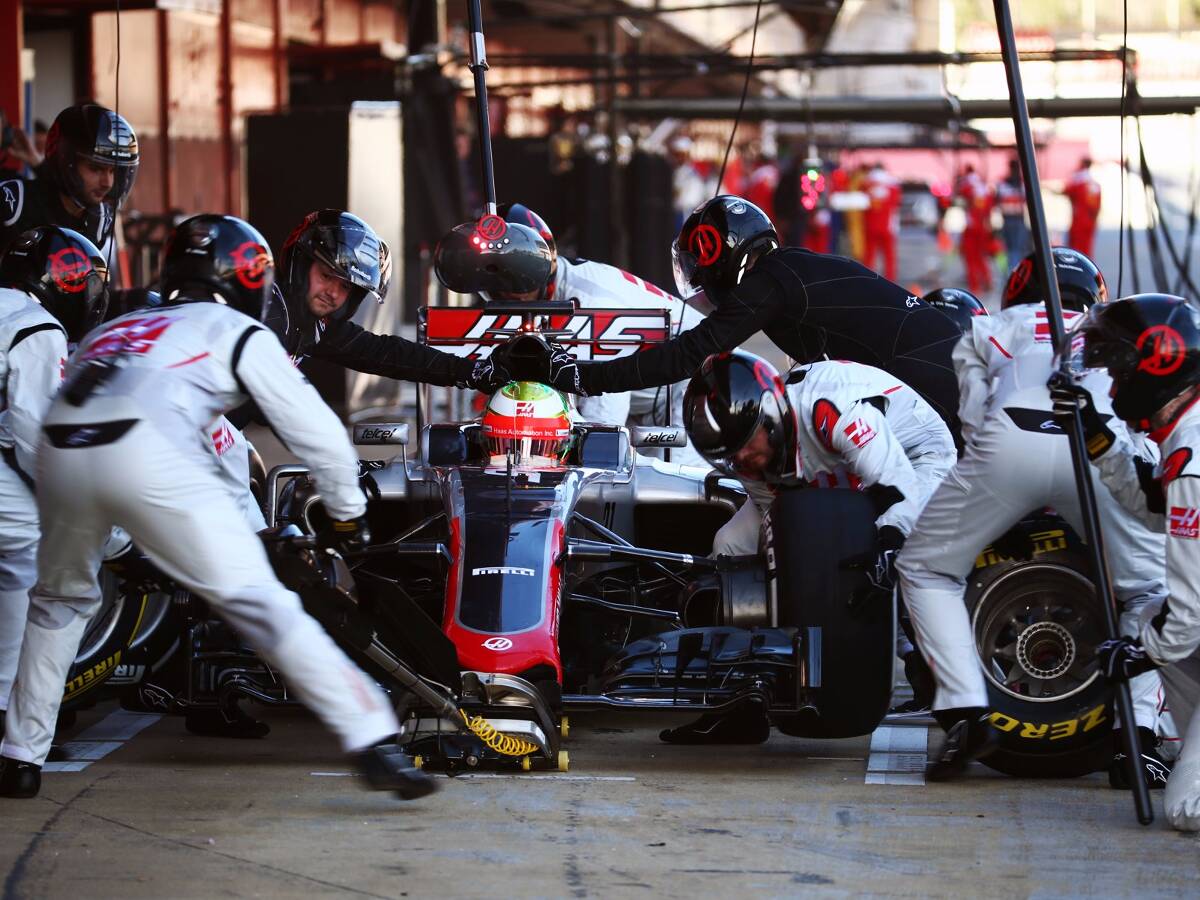 Foto zur News: Spannung durch  Reifenregelement: Pirelli zeigt sich überrascht