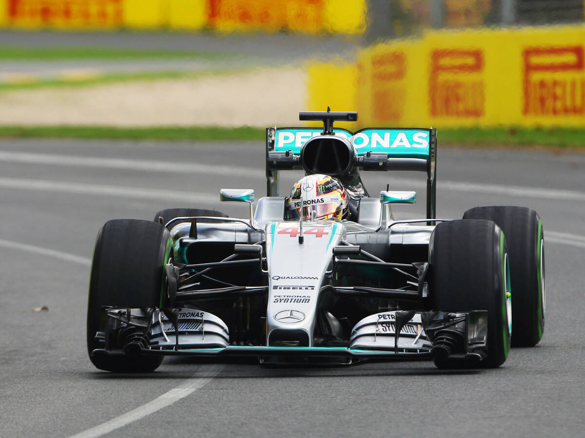 Foto zur News: Formel 1 Melbourne 2016: Glückspilz Lewis Hamilton vorne