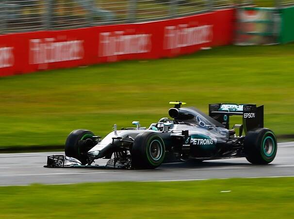 Foto zur News: Crash im Training: Fehlstart für Rosberg in Silberpfeil-Duell