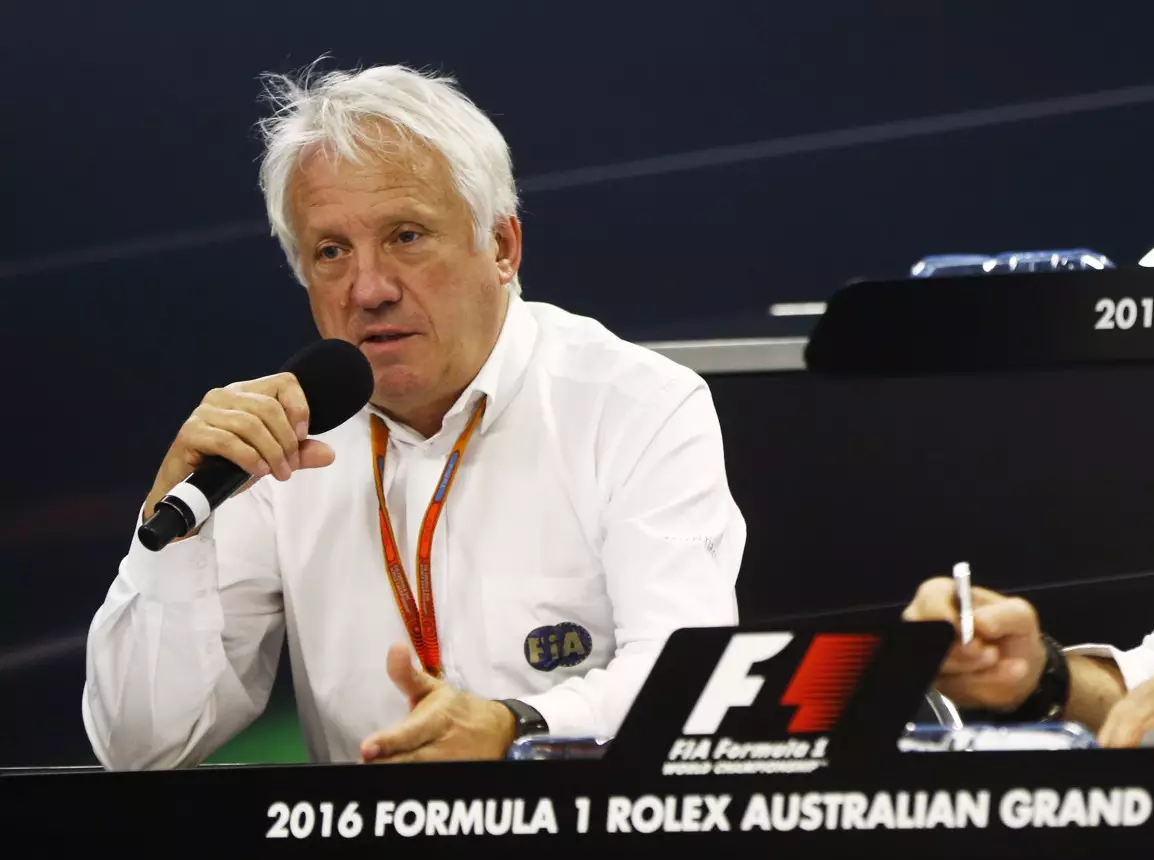 Foto zur News: Interview: FIA-Mann Charlie Whiting erklärt das Funkverbot