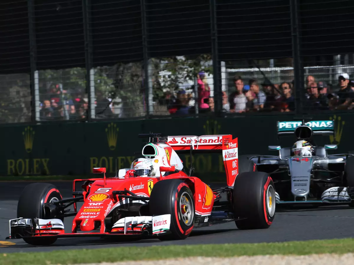 Foto zur News: Strategiefehler und Boxenfeuer: Ferrari verschenkt Auftaktsieg