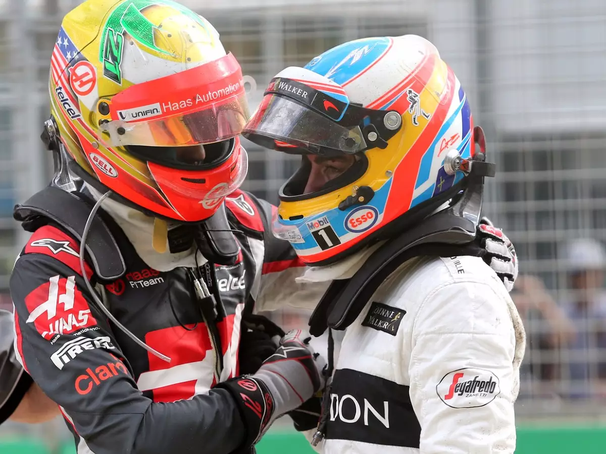 Esteban Gutierrez, Fernando Alonso Foto zur News: Fernando Alonsos Melbourne-Crash: "So etwas passiert"