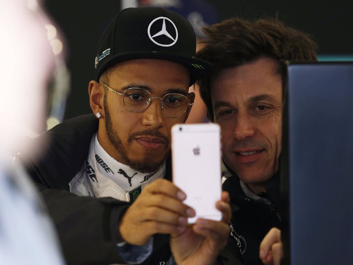 Foto zur News: Kein Snapchat: Hamilton ärgert Filmverbot im Fahrerlager