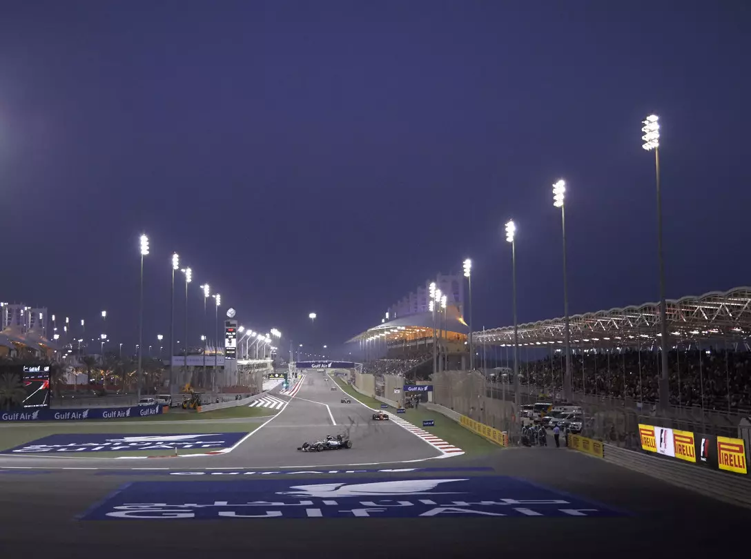 Rennszene in Bahrain Foto zur News: F1-Kalender 2020: Toto Wolff rechnet mit Ende in Bahrain und Abu Dhabi